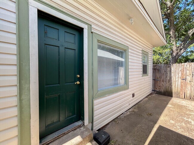 Building Photo - 1201 Bolivar St