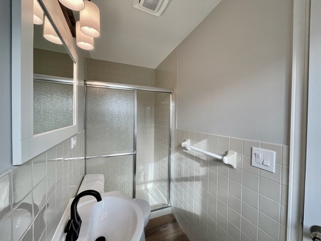 Building Photo - 15 Bradley Ln