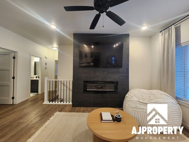 Building Photo - 5304 S Spirea Ave