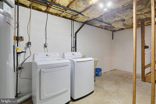 Building Photo - 8769 Hayshed Ln