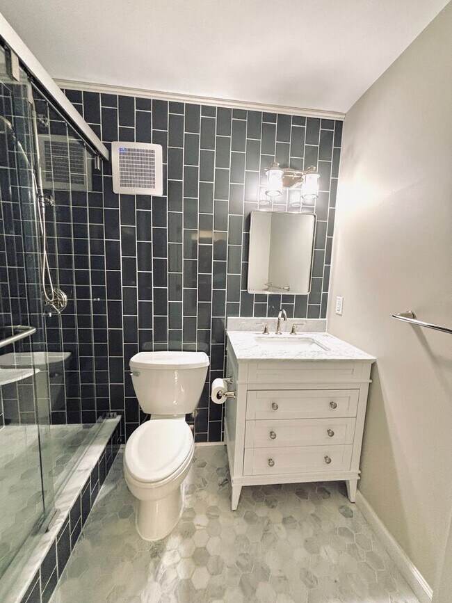 Building Photo - Beautiful 1 bed 1 bath executive condo! Heated parking, gym, sauna!