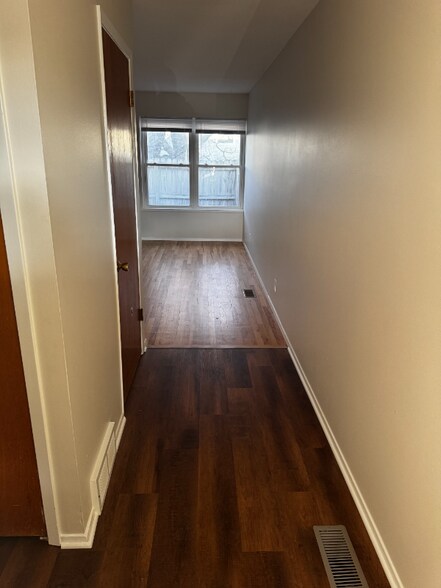 Building Photo - 609 E 5th St