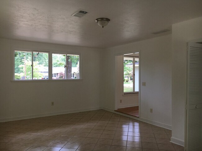 Building Photo - 925 Magnolia St SE