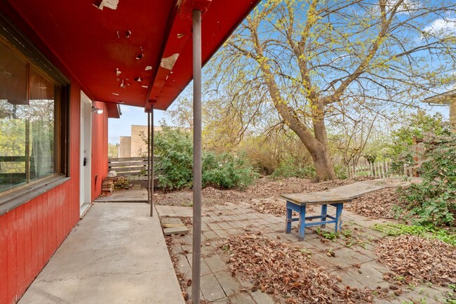 Building Photo - 4+ bed 2 bath available center of campus v...