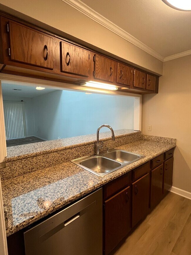 Building Photo - Beautiful Northeast Townhome!