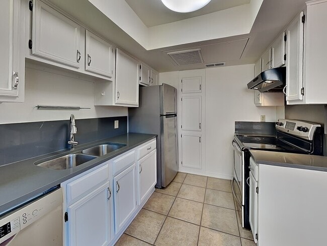 Building Photo - 6442 Bordeaux Ave