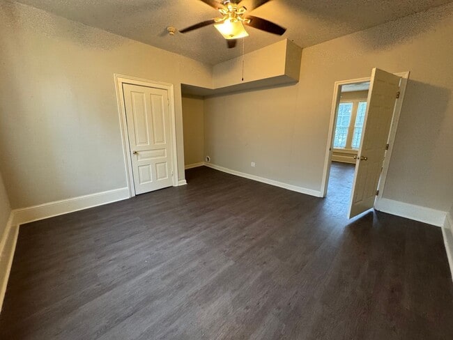 Building Photo - Large 4/2.5 House in S Rome $1,395
