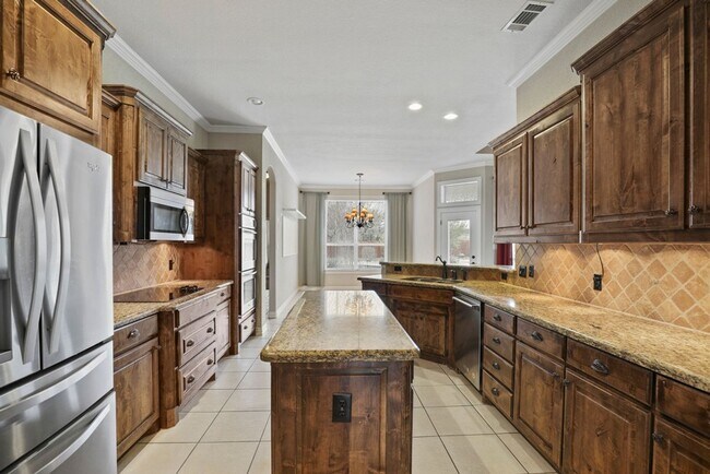 Building Photo - Custom Built Home with POOL