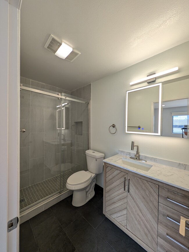 Master bathroom - 5530 Thornburn St