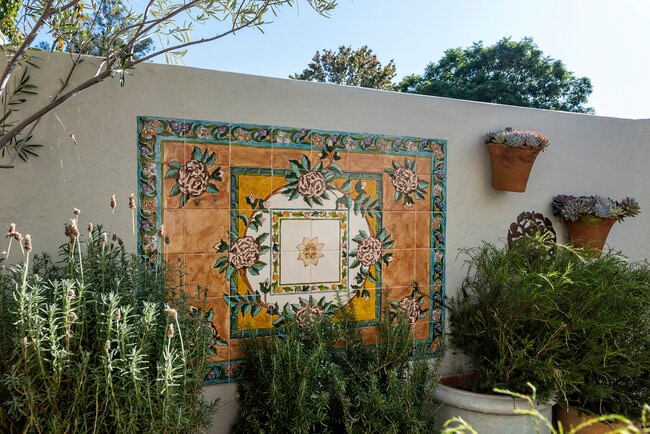 Building Photo - 548 San Ysidro Rd