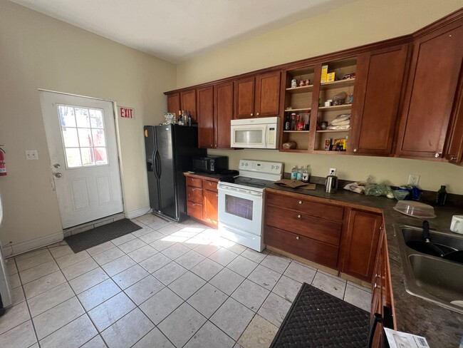 Building Photo - Very Spacious 4bdrm/2bth House on W CARY STREET in the Heart of VCU!!!