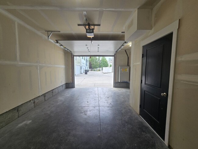 Building Photo - Beautiful 2 bed 1.5 bath townhome