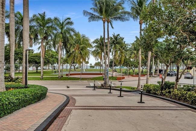 Building Photo - 2000 N Bayshore Dr