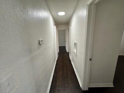 Building Photo - 3 BR Home  1 bathroom.