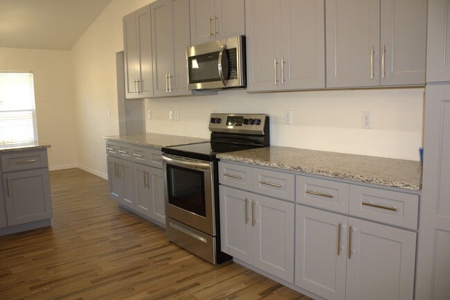 Building Photo - 3/2/2 in Royal Highlands