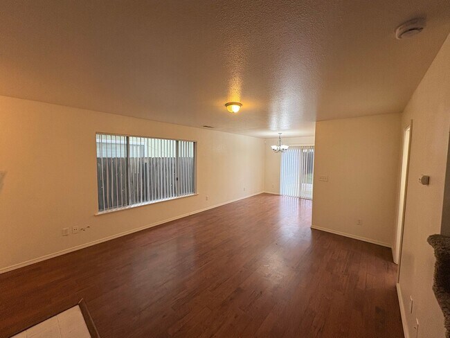 Building Photo - 2 story house in NW Visalia Available Now