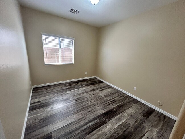 Building Photo - Move-In Special! Updated 3 Bed / 2bath Gilbert Home with New Paint, No Carpet and on the Course