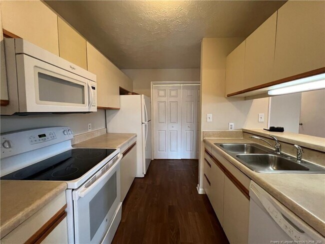 Building Photo - 663 Bartons Landing Pl