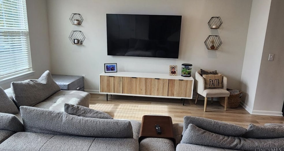 2nd floor living space - 13 Wentworth Ln