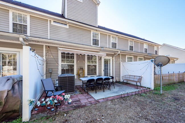 Building Photo - 3 Bedroom 3.5 Bath Townhome in Central Com...