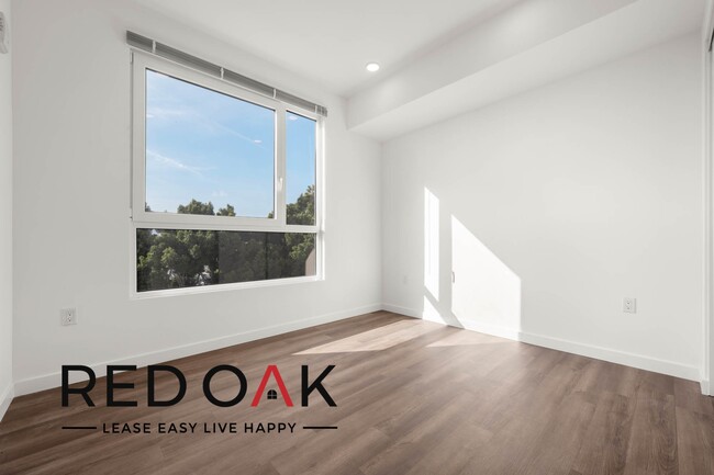 Building Photo - Charming One Bedroom Penthouse with Spacio...