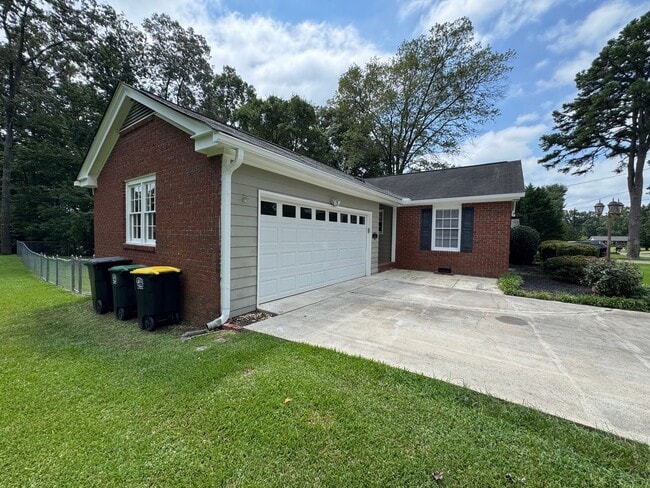 Building Photo - Beautiful 4/3 House with Bonus Room in Wes...