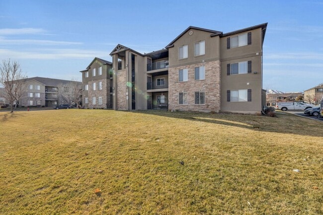 Building Photo - 3561-3585 E Rock Creek Rd