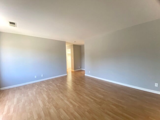 Building Photo - Spacious 4-Bedroom Irvington Home with Mod...
