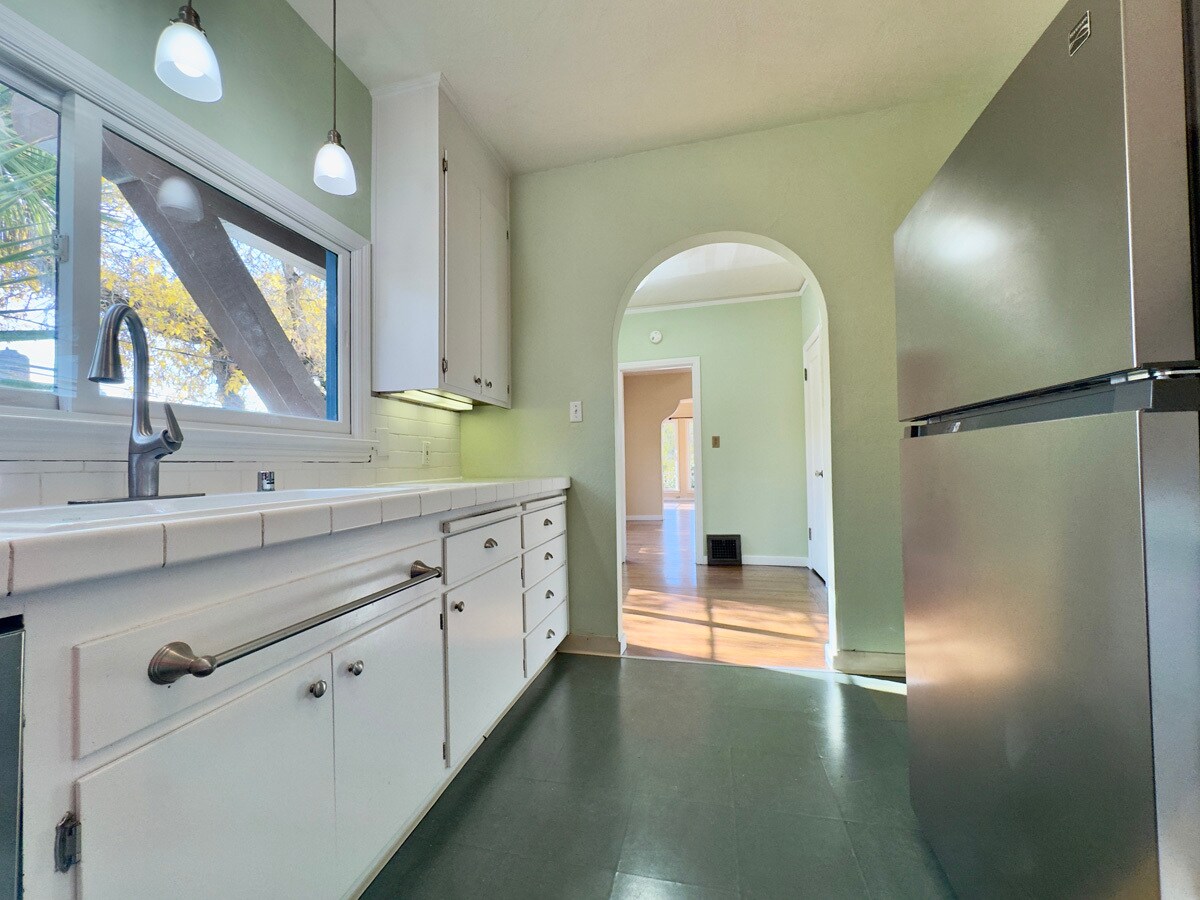 Building Photo - 1645 Scenic Ave