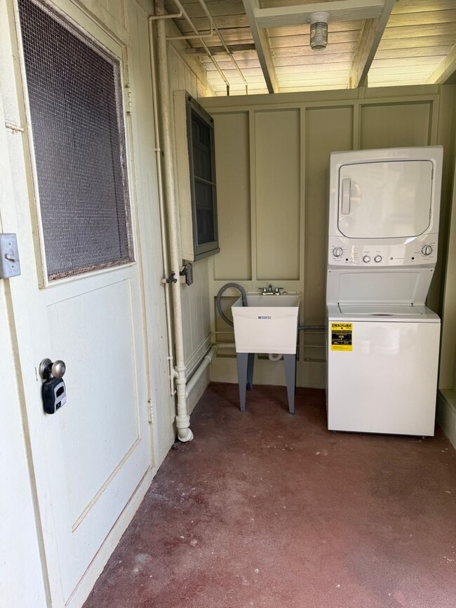 Building Photo - Available Private Detached Studio for Rent with 1 Assigned Carport Parking in Wahiawa