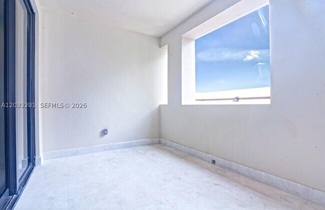 Building Photo - 718 Valencia Ave