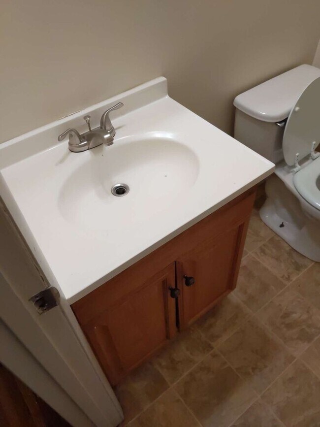 Building Photo - 2 Bed, 1 Bath Ready for Rent!