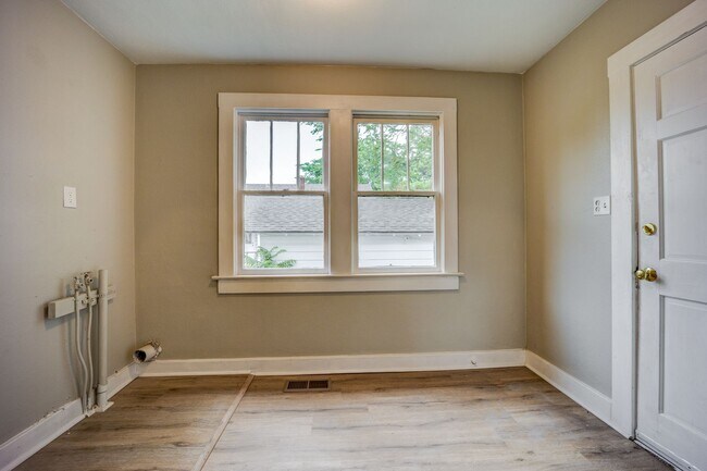 Building Photo - Freshly Updated 2 Bedroom House