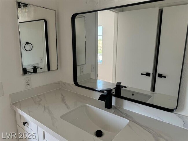 Building Photo - 8725 Russet Hills Ct
