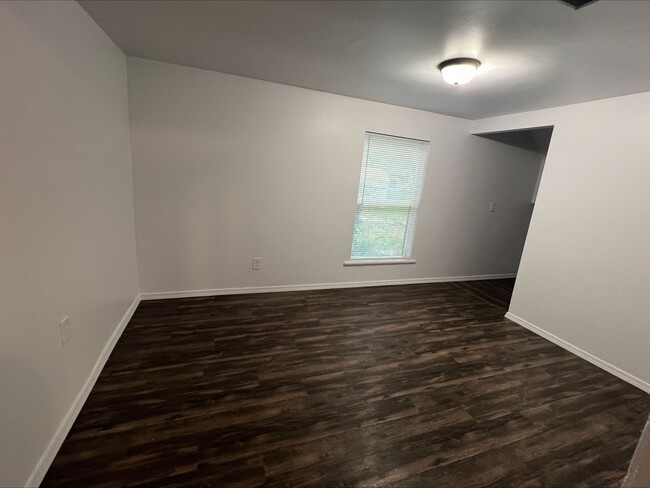 Building Photo - Beautiful Two Bedroom, One Bath Ready For ...