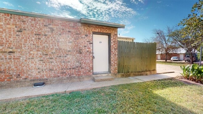 Building Photo - 725 Peppertree Dr