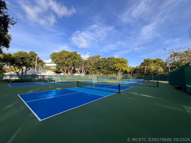 Building Photo - 6421 Bay Club Dr