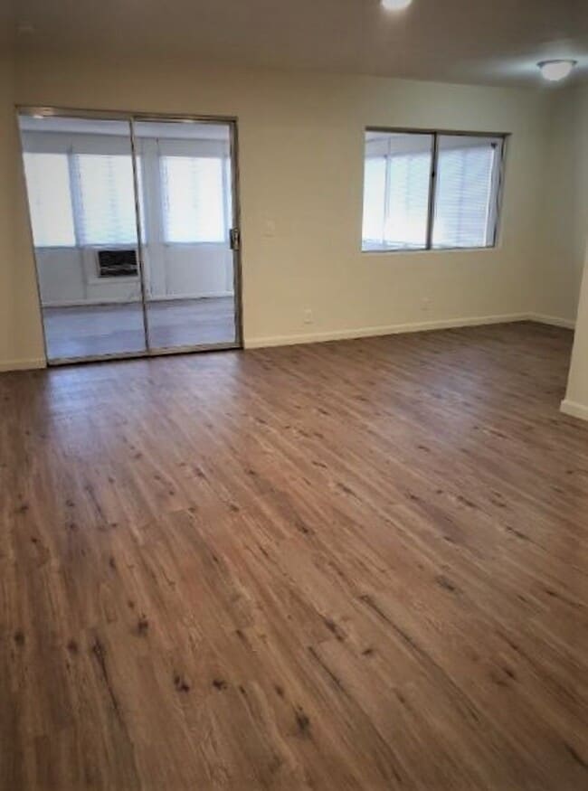 Building Photo - Price Reduced! Spacious 2 Bed, 2 Bath + Bo...