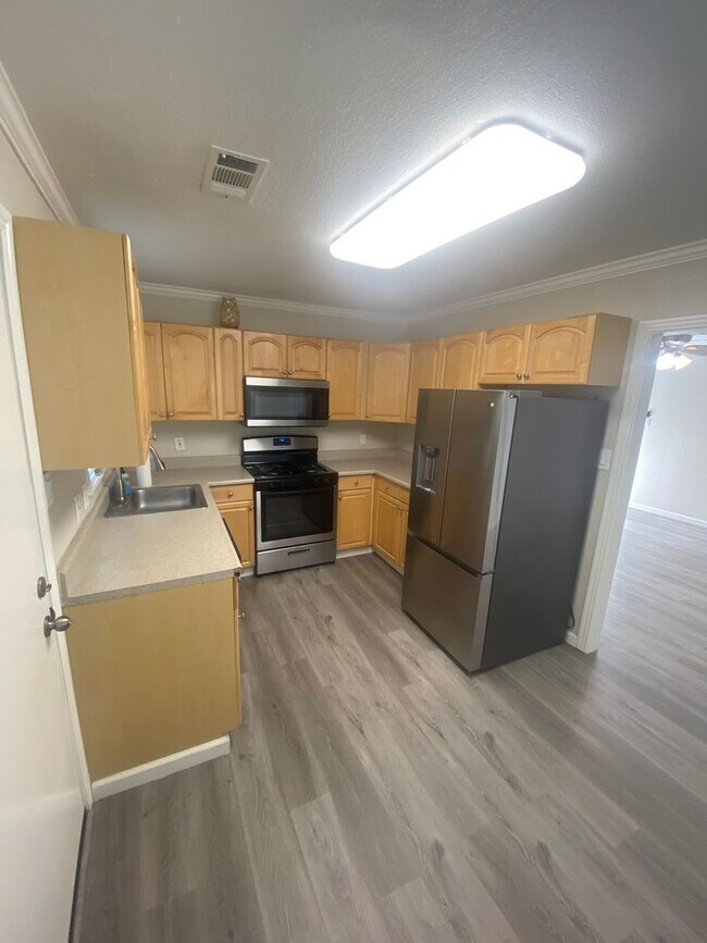 Building Photo - $2490 / 2 BR - GORGEOUS RECENTLY REMODELED CENTRAL LIVERMORE DUPLEX UNIT