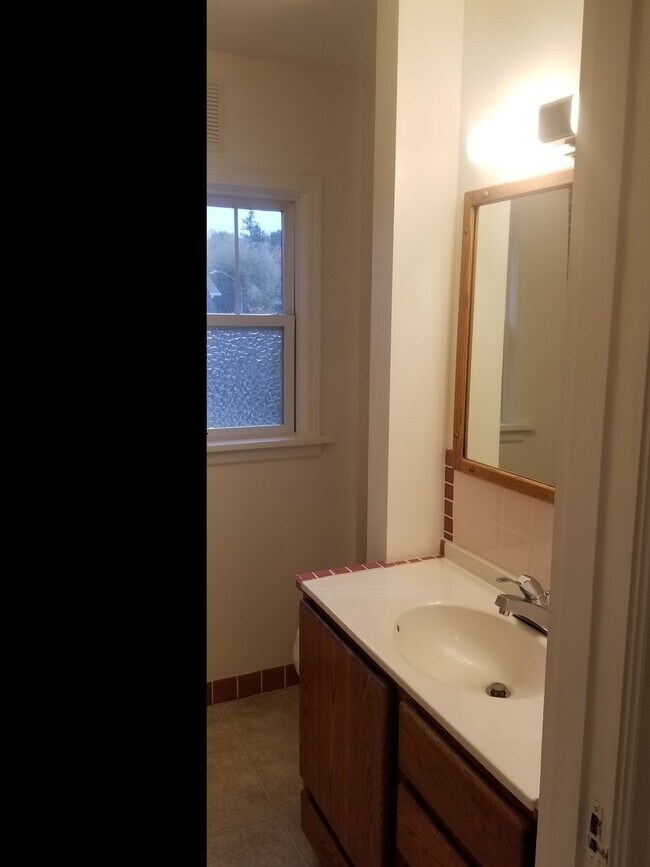 Building Photo - Charming 3 bedroom, 1.5 bathroom in North ...
