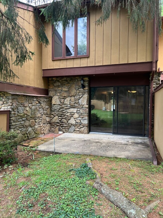 Building Photo - South Asheville 2 bed / 1.5 bath