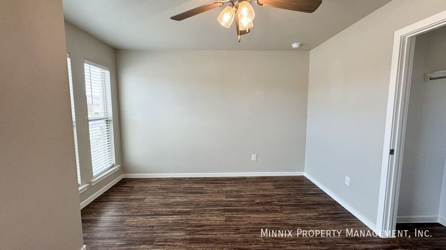 Building Photo - 2006 Kenwood Ave