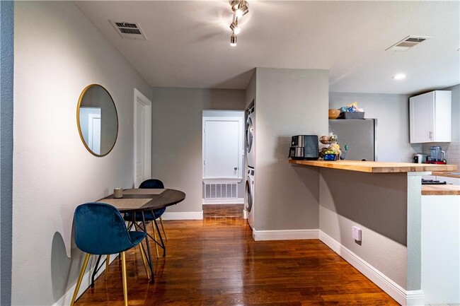 Building Photo - 301 Genard St