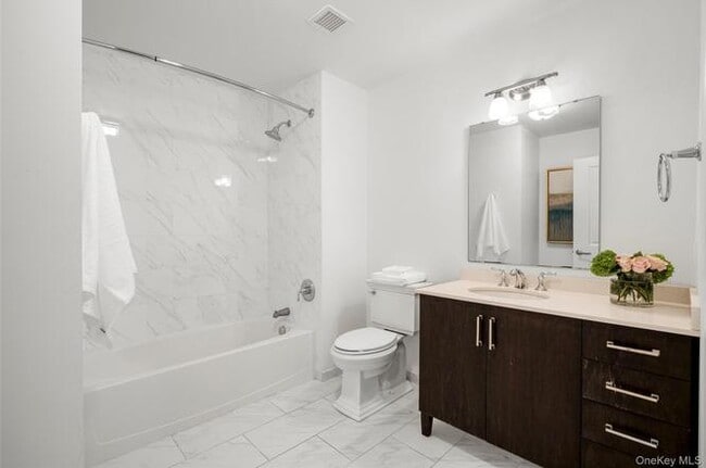 Building Photo - Byron