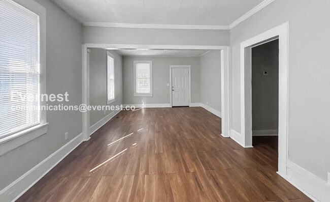 Building Photo - 3 Bed, 1 Bath Home with Off-Street Parking / Pet-Friendly / Available Now!