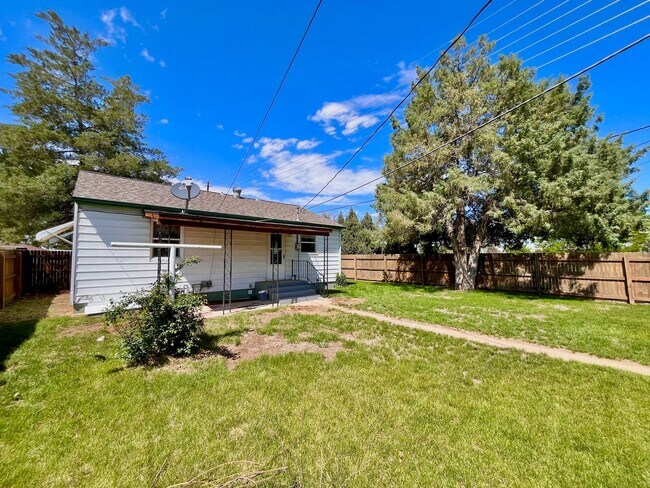 Building Photo - Cozy 2 bed 1 bath Home with Fenced Yard!