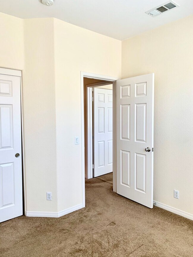 Building Photo - Enchanting 4 bedroom/2.5 bath property in the heart of Claremont Village