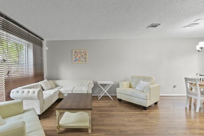 Building Photo - 630 Hawthorn Pl