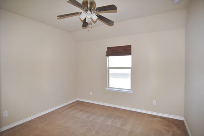 Building Photo - Beautiful 4-2.5-2 with 3 living, 2 dining ...