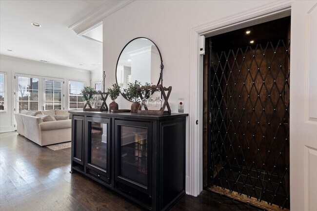 Building Photo - 3127 Parthenon Ave